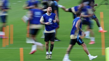 messi-ungkap-pemain-argentina-main-kartu-dan-tidur-larut-jelang-final