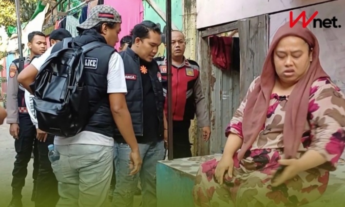 momen-emak-emak-di-kampung-bahari-berdebat-dengan-petugas-saat-rumah-digeledah