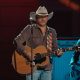 jason-aldean-persembahkan-penampilannya-di-‘try-that-in-a-small-town’-di-nashville-untuk-trump