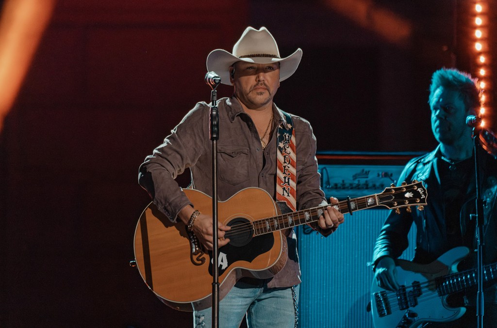 jason-aldean-persembahkan-penampilannya-di-‘try-that-in-a-small-town’-di-nashville-untuk-trump