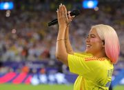 Karol G & Abel Pintos Menyanyikan Lagu Kebangsaan di Laga Final Copa América 2024