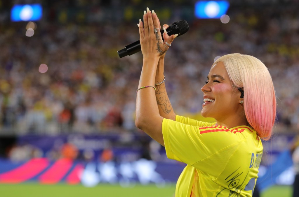 karol-g-&-abel-pintos-menyanyikan-lagu-kebangsaan-di-laga-final-copa-america-2024
