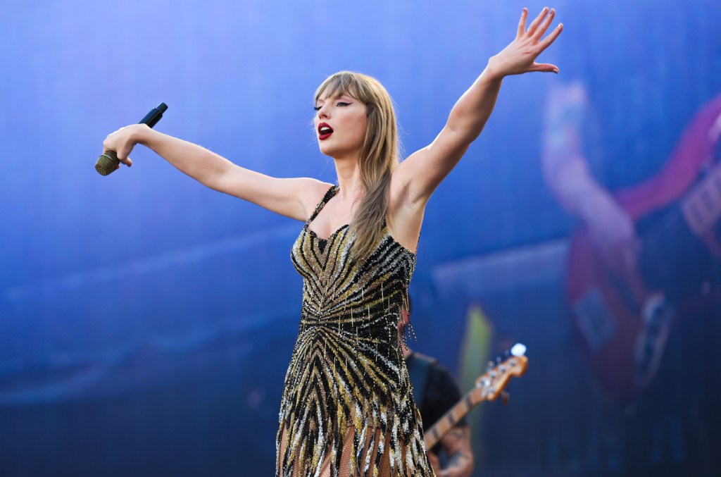taylor-swift-tak-sengaja-menghirup-serangga,-pianonya-rusak,-&-tampil-perdana-di-milan