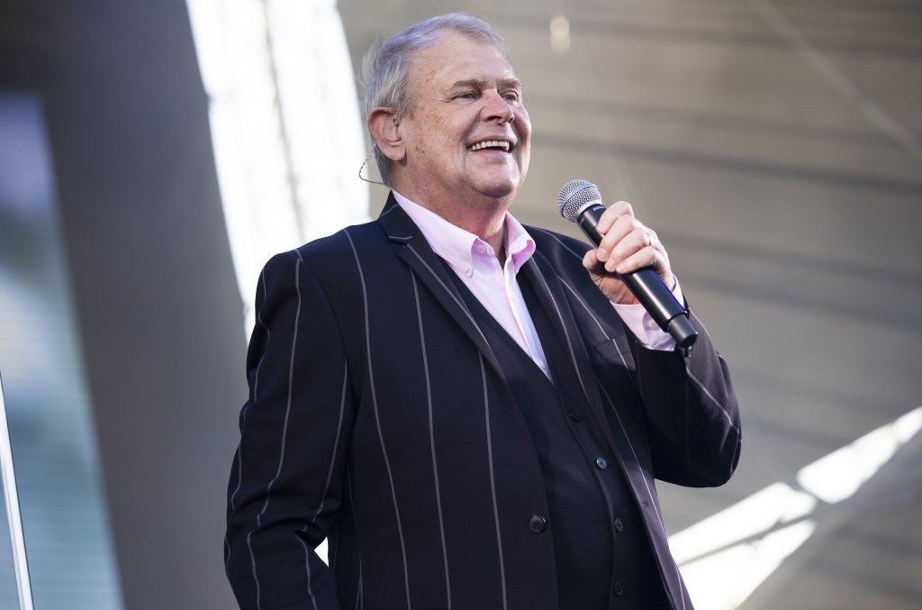 ‘you’re-the-voice’-karya-john-farnham-menarik-perhatian-dalam-video-dukungan-untuk-kamala-harris