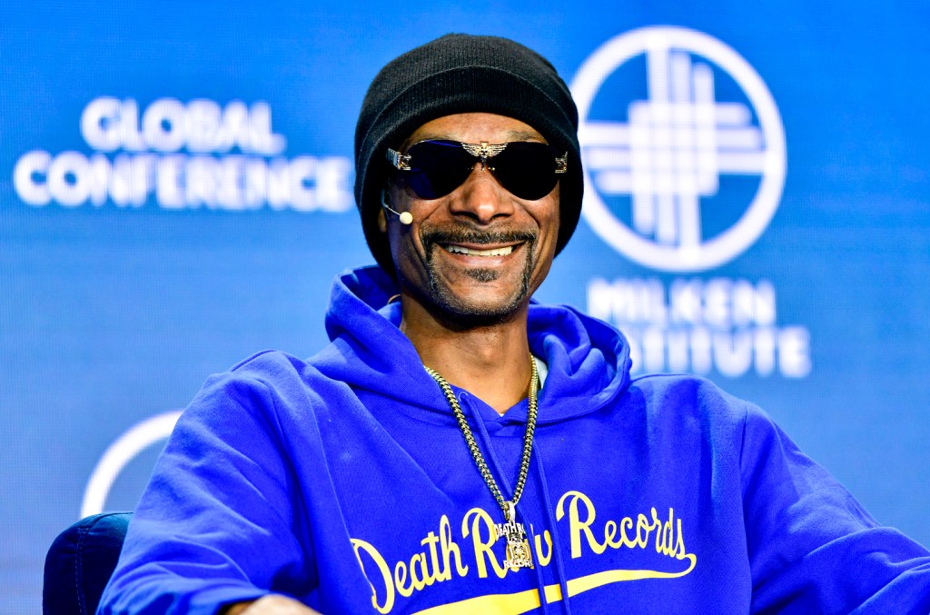 snoop-dogg-merefleksikan-hubungannya-dengan-ratu-elizabeth-ii:-‘itulah-gadisku’