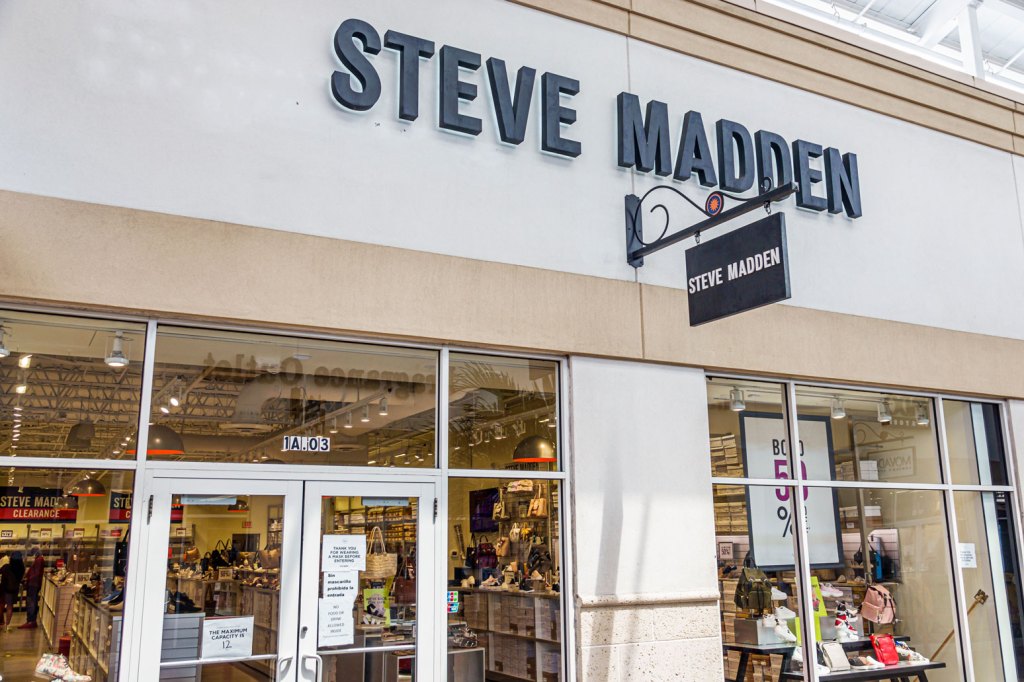 sepatu-bot-steve-madden-yang-trendi-ini-sedang-dijual-sekarang-—-harga-mulai-hanya-$33