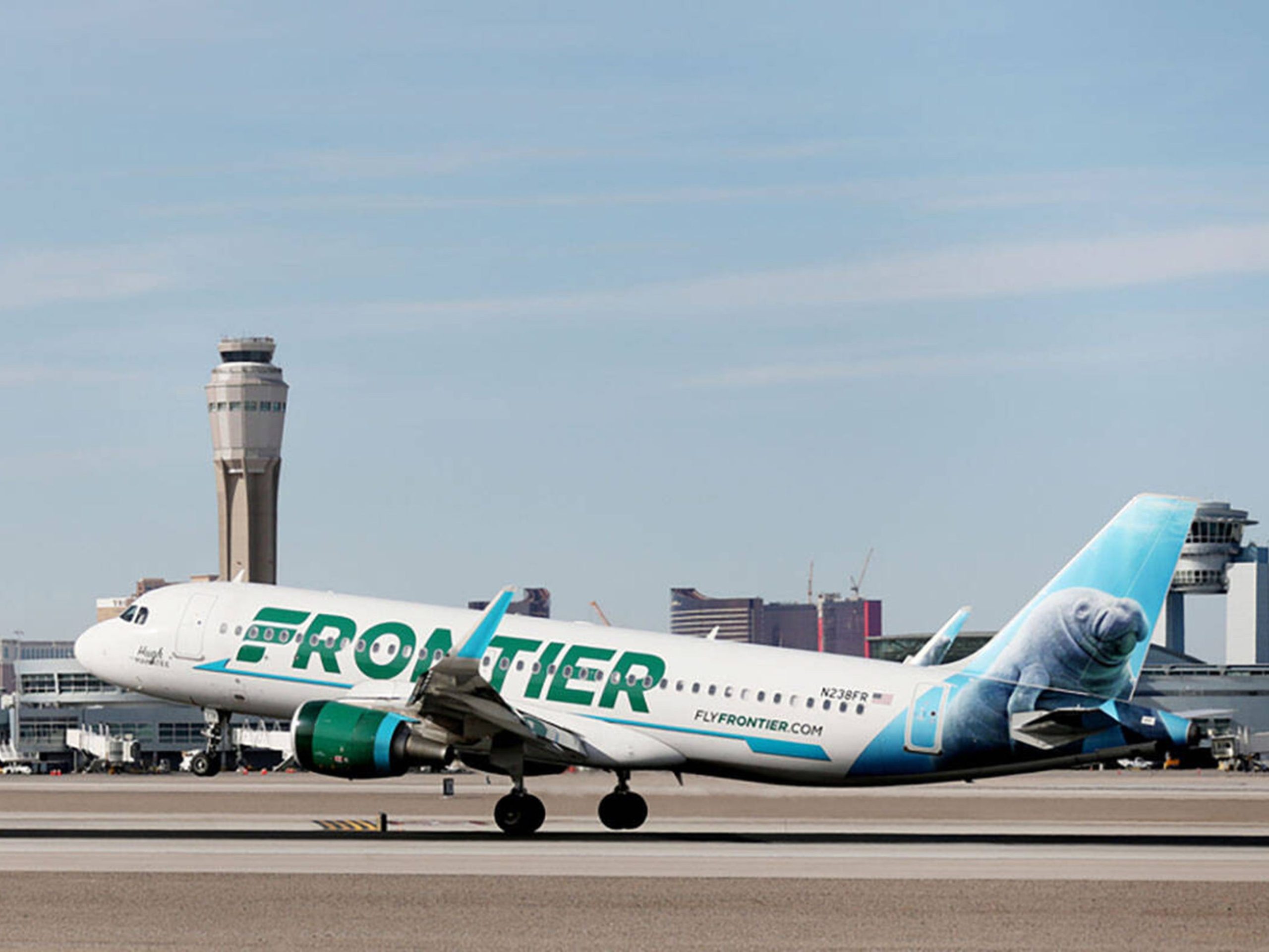pilot-frontier-airlines-ditangkap-dan-dikawal-keluar-pesawat-oleh-polisi-di-houston
