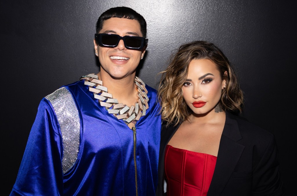 demi-lovato-bergabung-dengan-grupo-firme-untuk-debut-‘chula’-di-austin-pada-la-ultima-peda-tour