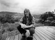 John Denver Kembali ke Top 100 sebagai Penulis Berkat ‘Lonely Road’ Milik MGK & Jelly Roll