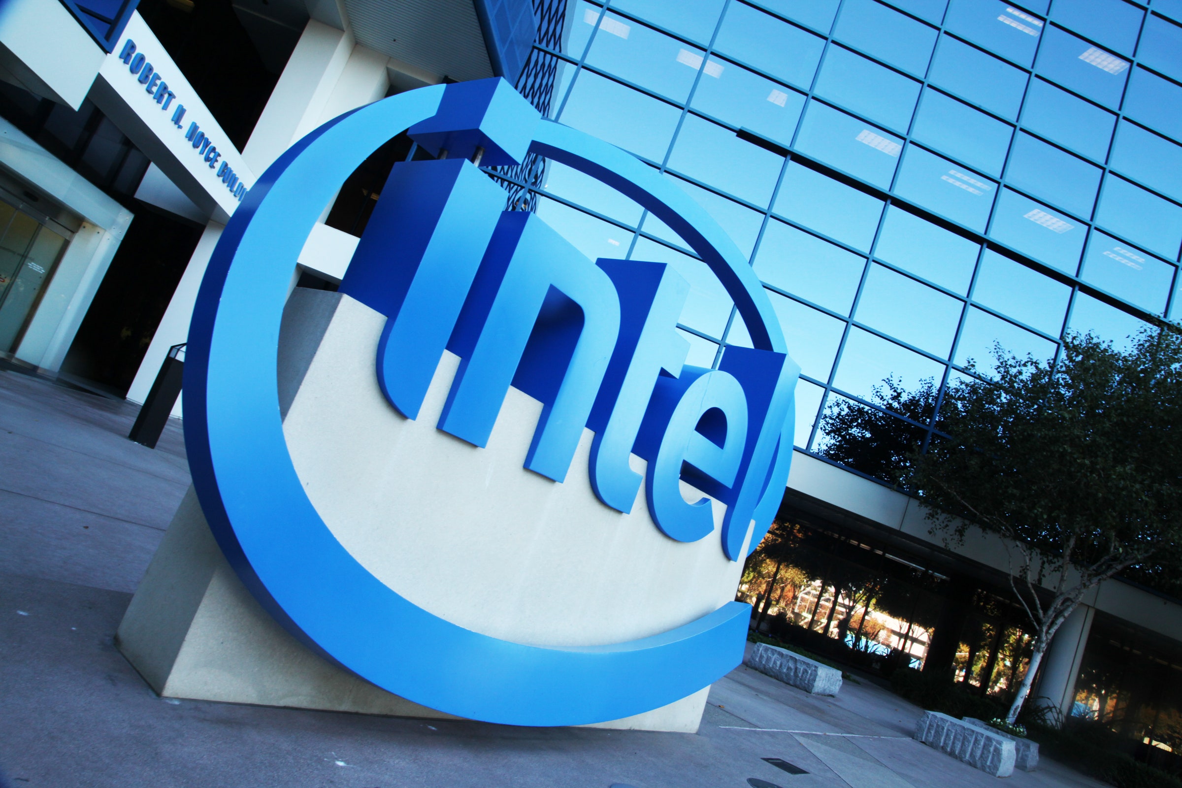 intel-pangkas-15.000-pekerja-meski-dapat-dana-miliaran-dari-pemerintah-as