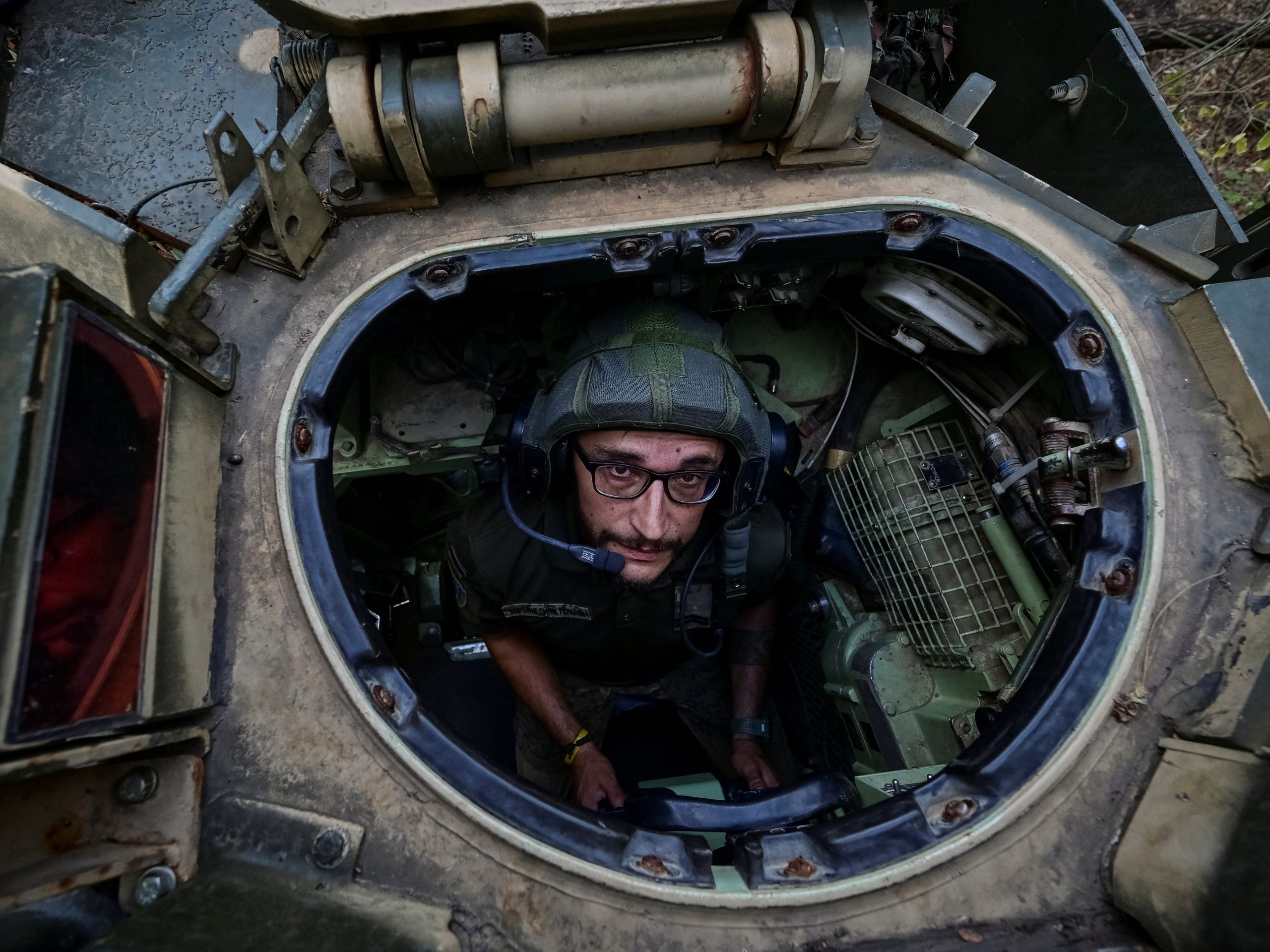 lihat-bagian-dalam-bradley-buatan-as-yang-digunakan-pasukan-ukraina-untuk-menghancurkan-tank-rusia