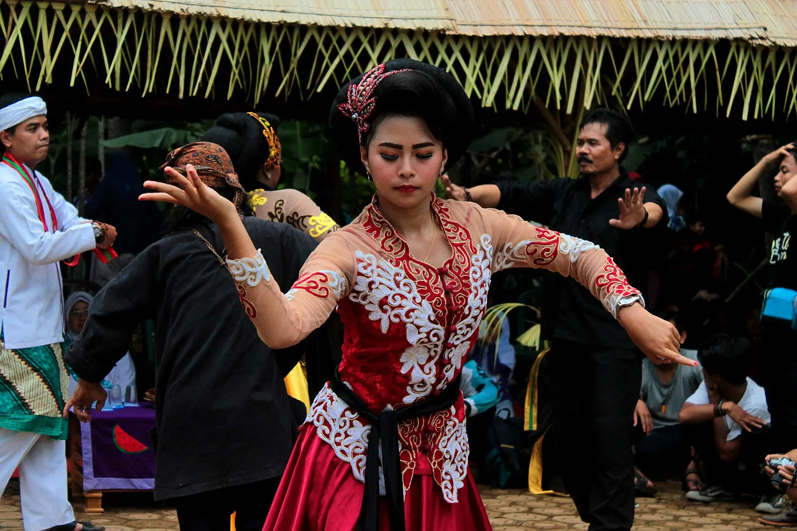 tak-hanya-wisata-alam,-berikut-8-kesenian-khas-jawa-barat-yang-tak-kalah-menarik