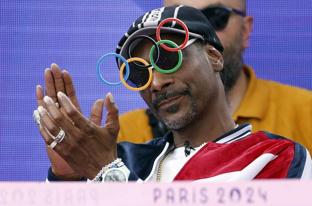 snoop-dogg-hadiahkan-rantai-hukuman-mati-untuk-ayah-simone-biles-di-ulang-tahunnya