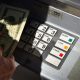 kelemahan-perangkat-lunak-atm-meninggalkan-tumpukan-uang-tunai-yang-dapat-dicuri-siapa-saja