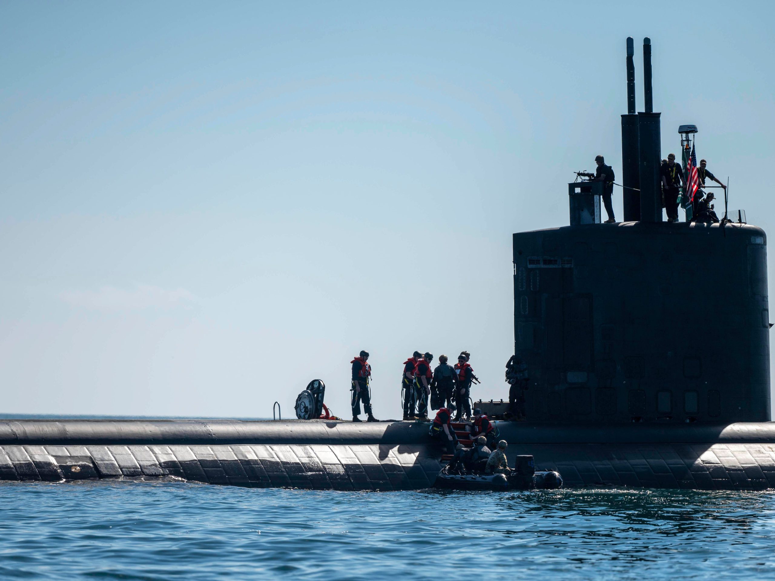 pasukan-angkatan-laut-as-(navy-seals)-mendarat-di-kapal-selam-bertenaga-nuklir-di-pasifik,-melakukan-latihan-tempur-tingkat-tinggi
