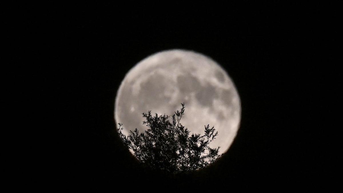 secara-teknis,-bulan-purnama-bulan-agustus-berwarna-biru-berikut-alasannya.