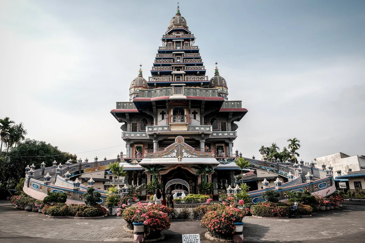 graha-bunda-maria-annai-velangkanni:-gereja-katolik-bergaya-india-mughal-di-medan
