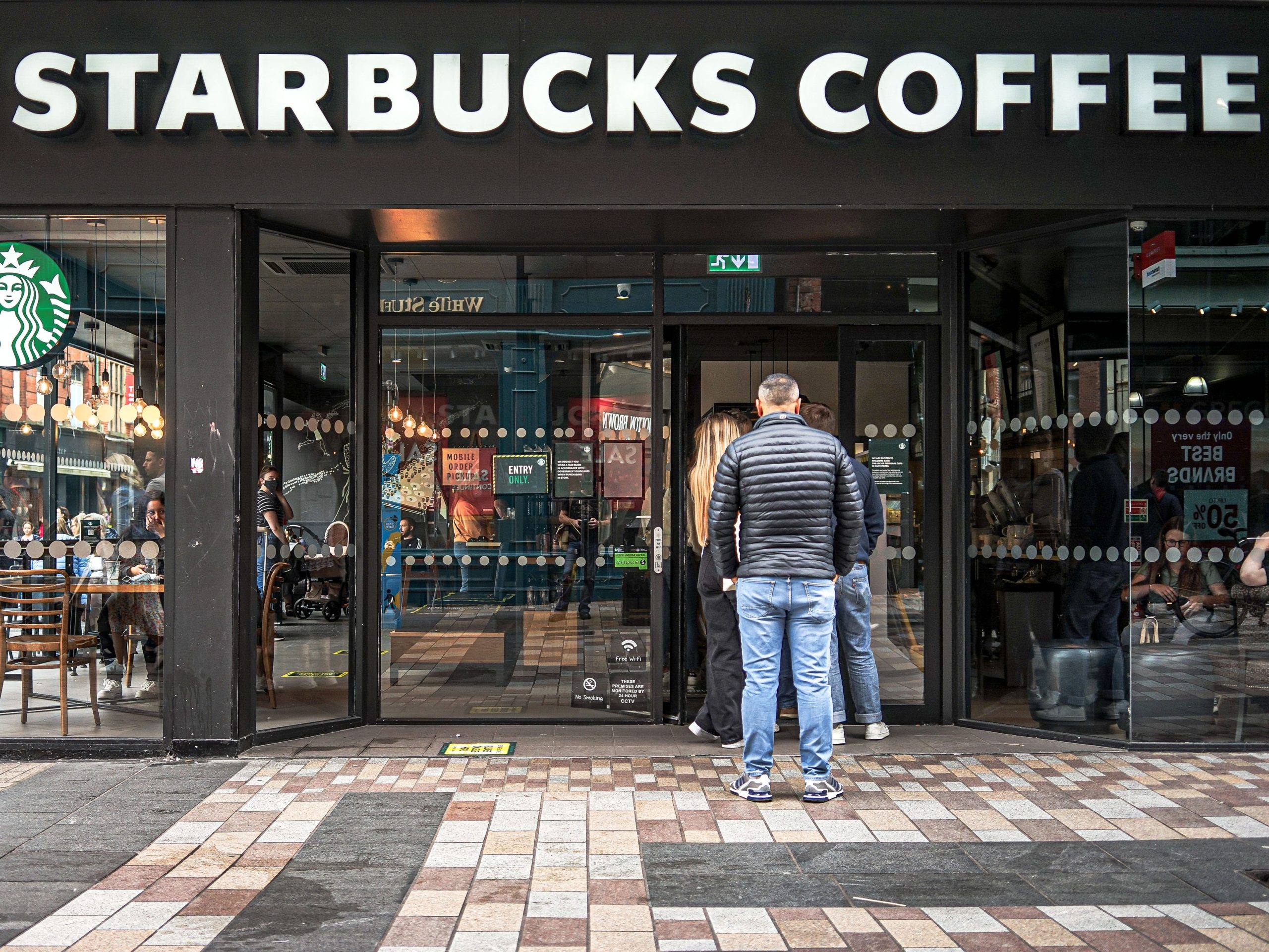 ceo-baru-starbucks-memiliki-kesempatan-untuk-merombak-jaringan-kedai-kopi-tersebut.-para-analis-mengatakan-ia-dapat-merombak-menu-—-dan-banyak-lagi