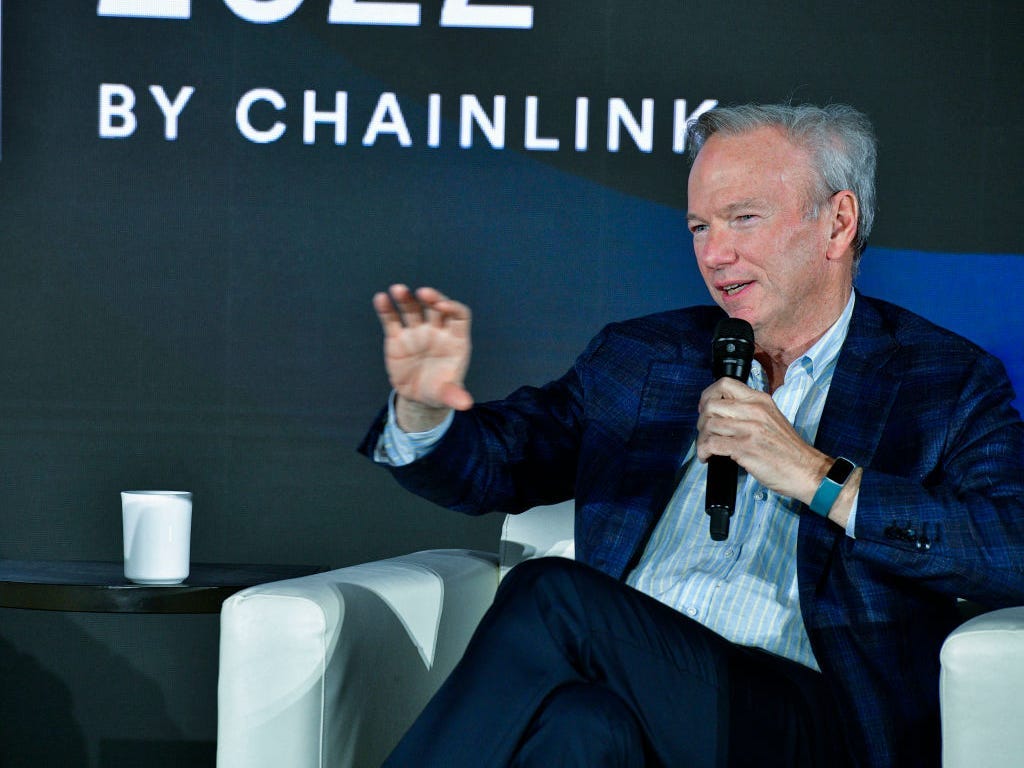 mantan-ceo-google-eric-schmidt-mengatakan-perang-ukraina-mengubahnya-menjadi-pedagang-senjata