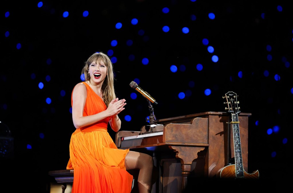 tonton-taylor-swift-hentikan-konser-tur-london-eras-nya-demi-perbaiki-piano:-‘ini-kunci-yang-salah’