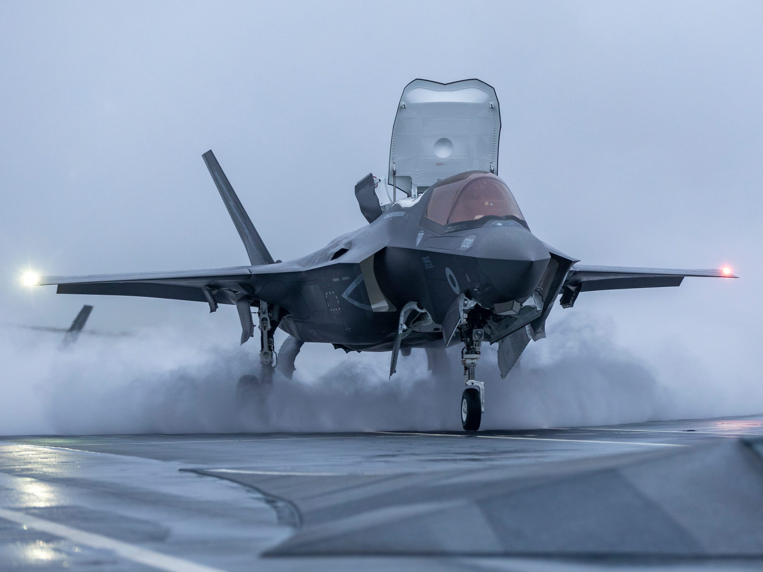 inggris-sedang-membangun-‘hanggar-senyap’-untuk-menempatkan-senjata-seperti-jet-tempur-siluman-f-35,-helikopter-angkut,-dan-lainnya-melalui-serangan-perang-elektronik-‘paling-keras’