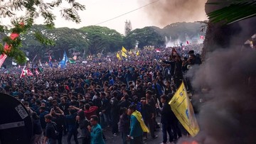 demo-tolak-ruu-pilkada,-massa-jebol-pagar-dprd-kota-malang