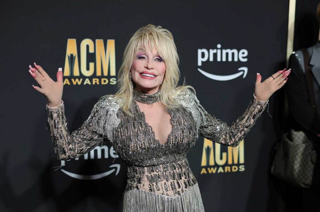 dolly-parton-luncurkan-lini-kosmetik-miliknya-sendiri:-‘sedikit-lipstik-merah-tak-ada-salahnya’