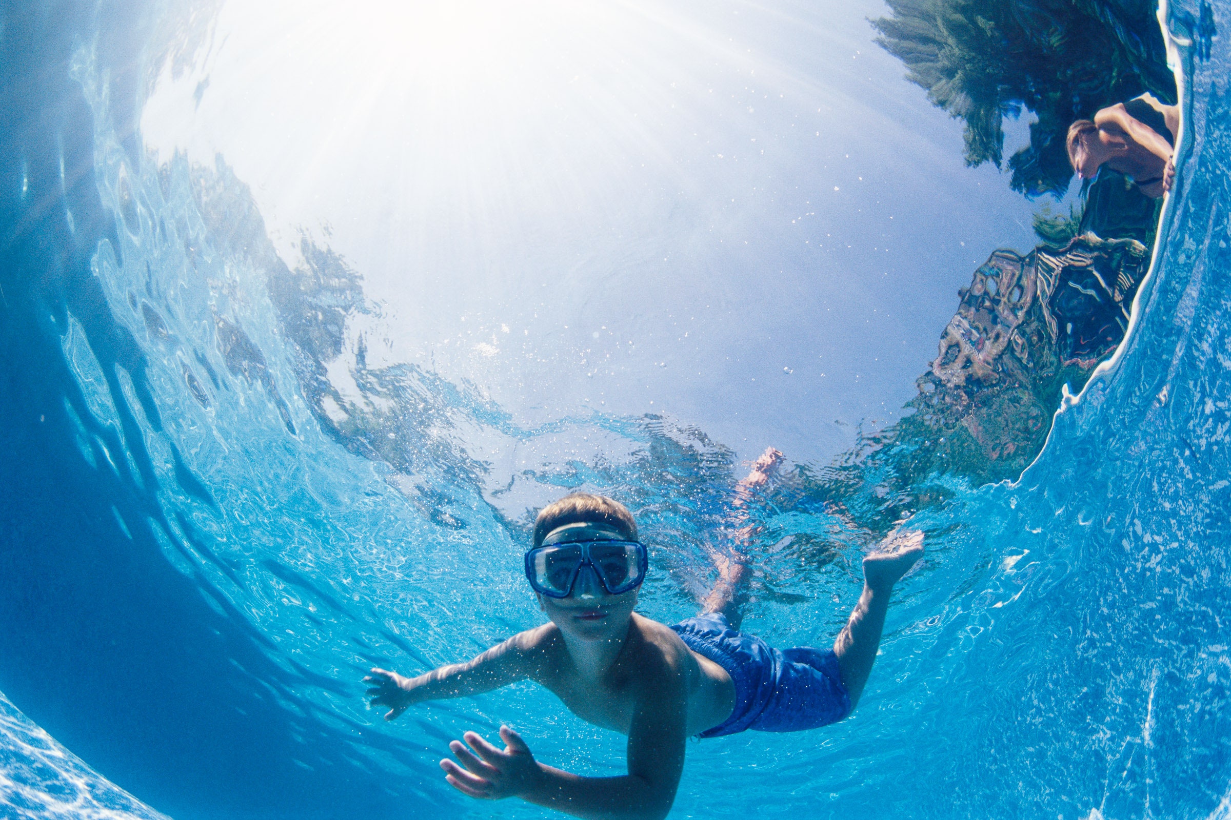 jadi-anda-berada-di-bawah-air:-mengapa-anda-melihat-lingkaran-cahaya-di-atas-anda?