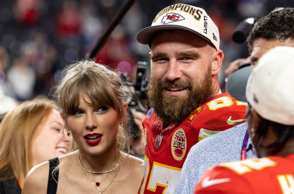 taylor-swift-&-travis-kelce-gelar-pesta-mewah-bersama-blake-lively,-ryan-reynolds-&-lainnya