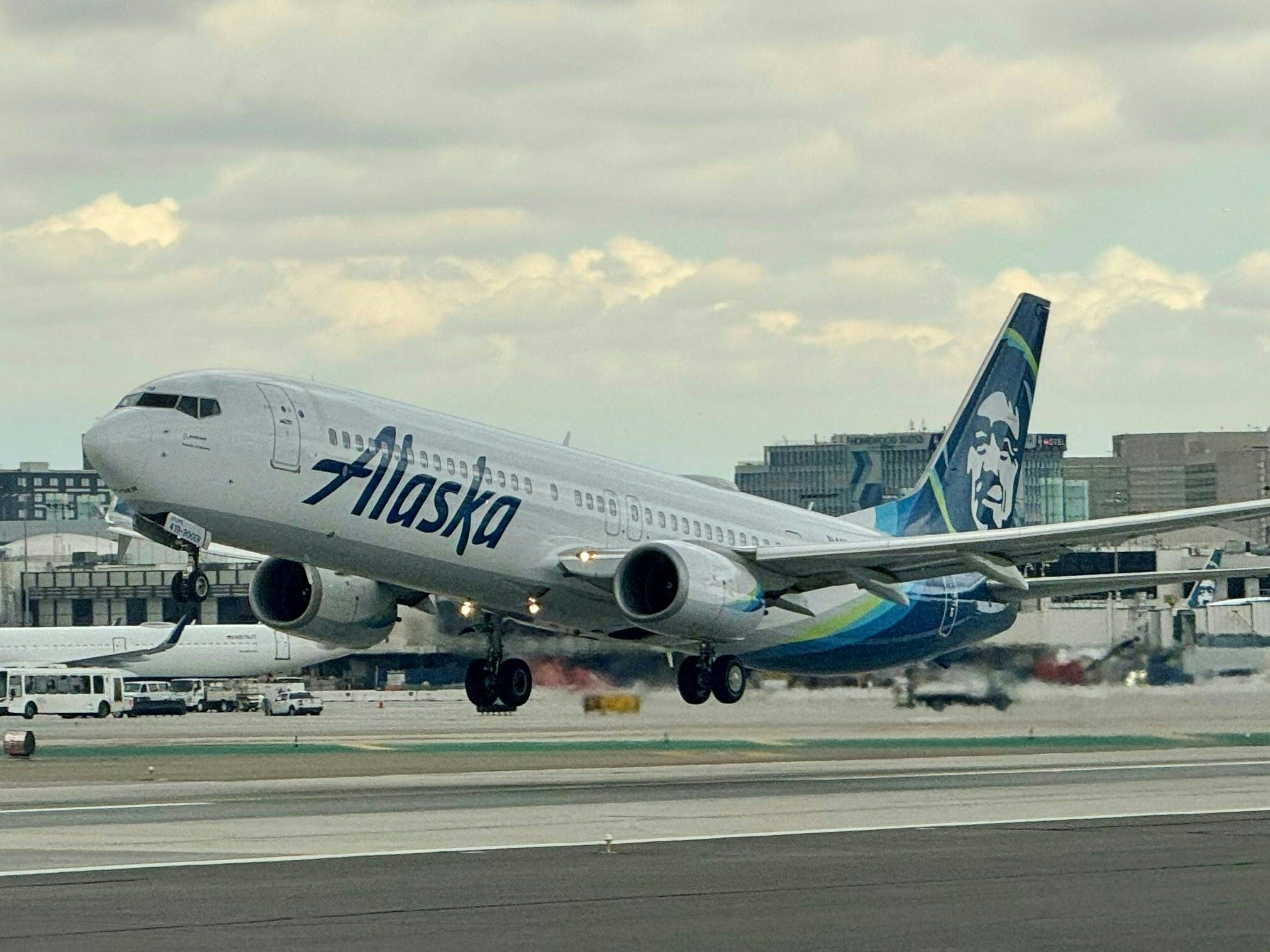 pesawat-alaska-airlines-terpaksa-putar-balik-setelah-mesin-boeing-737-rusak-di-udara