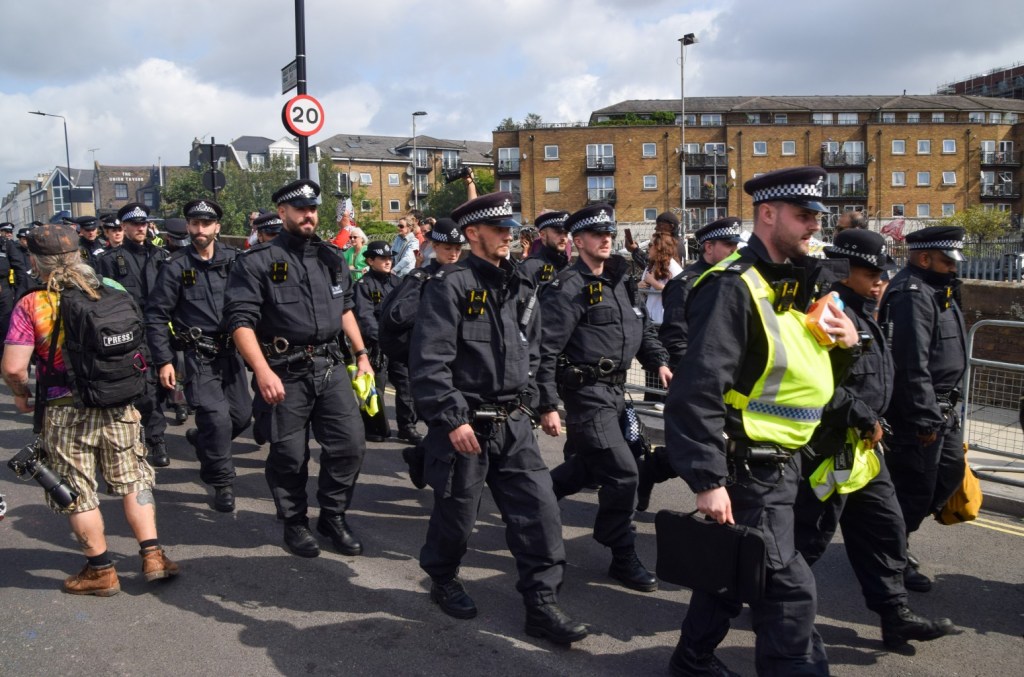 polisi:-dua-orang-tewas-setelah-serangan-di-karnaval-notting-hill-di-london