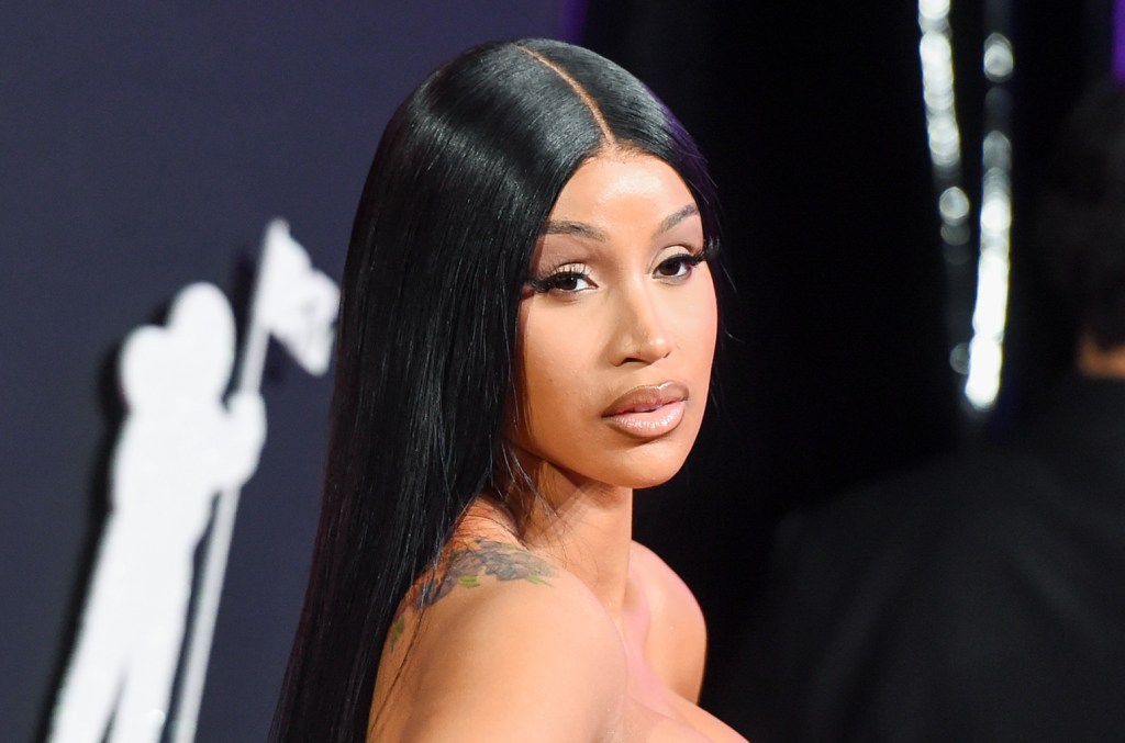 begini-tanggapan-cardi-b-terkait-spekulasi-bahwa-ia-menaungi-nicki-minaj-dalam-foto-kehamilan