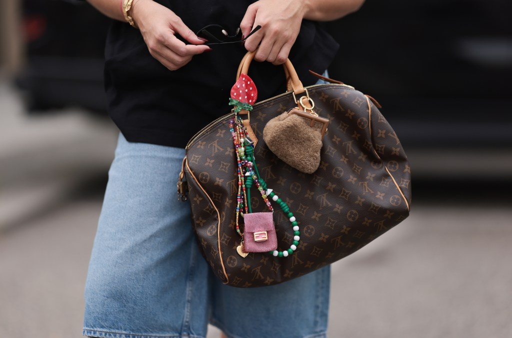 8-gantungan-tas-lucu-yang-bisa-mempercantik-dompet-anda:-beli-sekarang