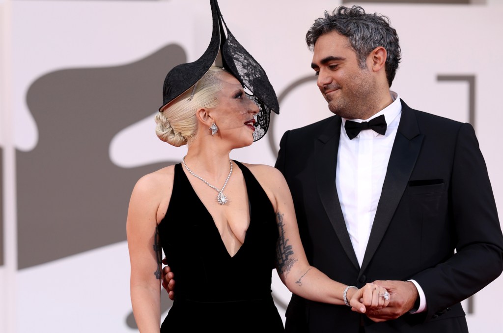 lady-gaga-dan-tunangannya-michael-polansky-tampil-memukau-di-karpet-merah-festival-film-venesia