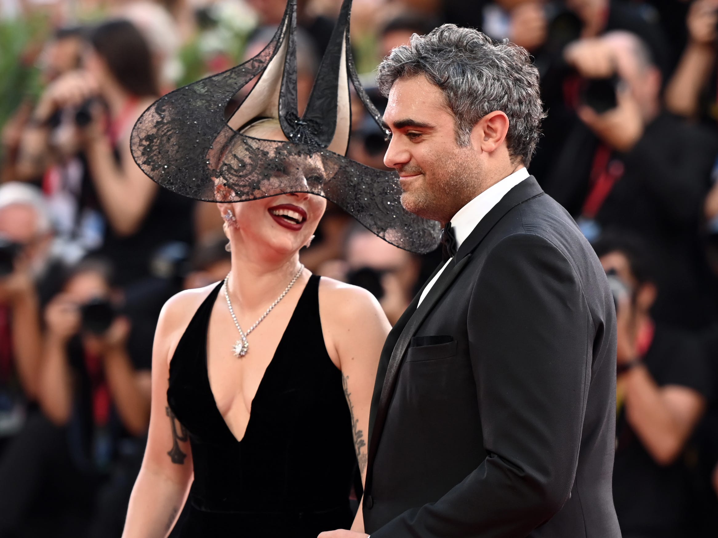 lady-gaga-bertunangan-dengan-investor-dan-ceo-michael-polansky-berikut-kronologi-hubungan-mereka.