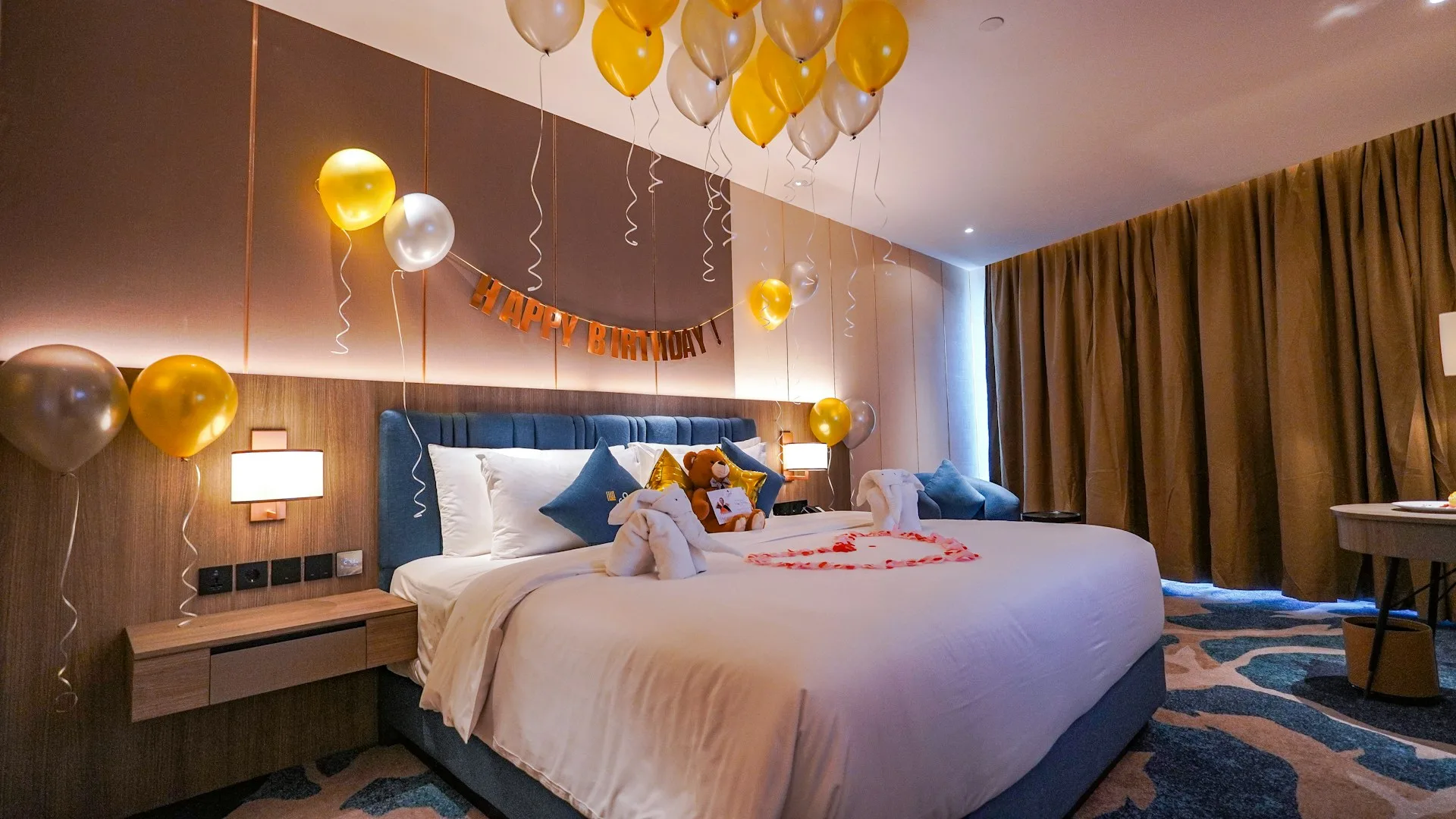 intip-7-ide-dekorasi-kamar-hotel-untuk-ulang-tahun-berikut!