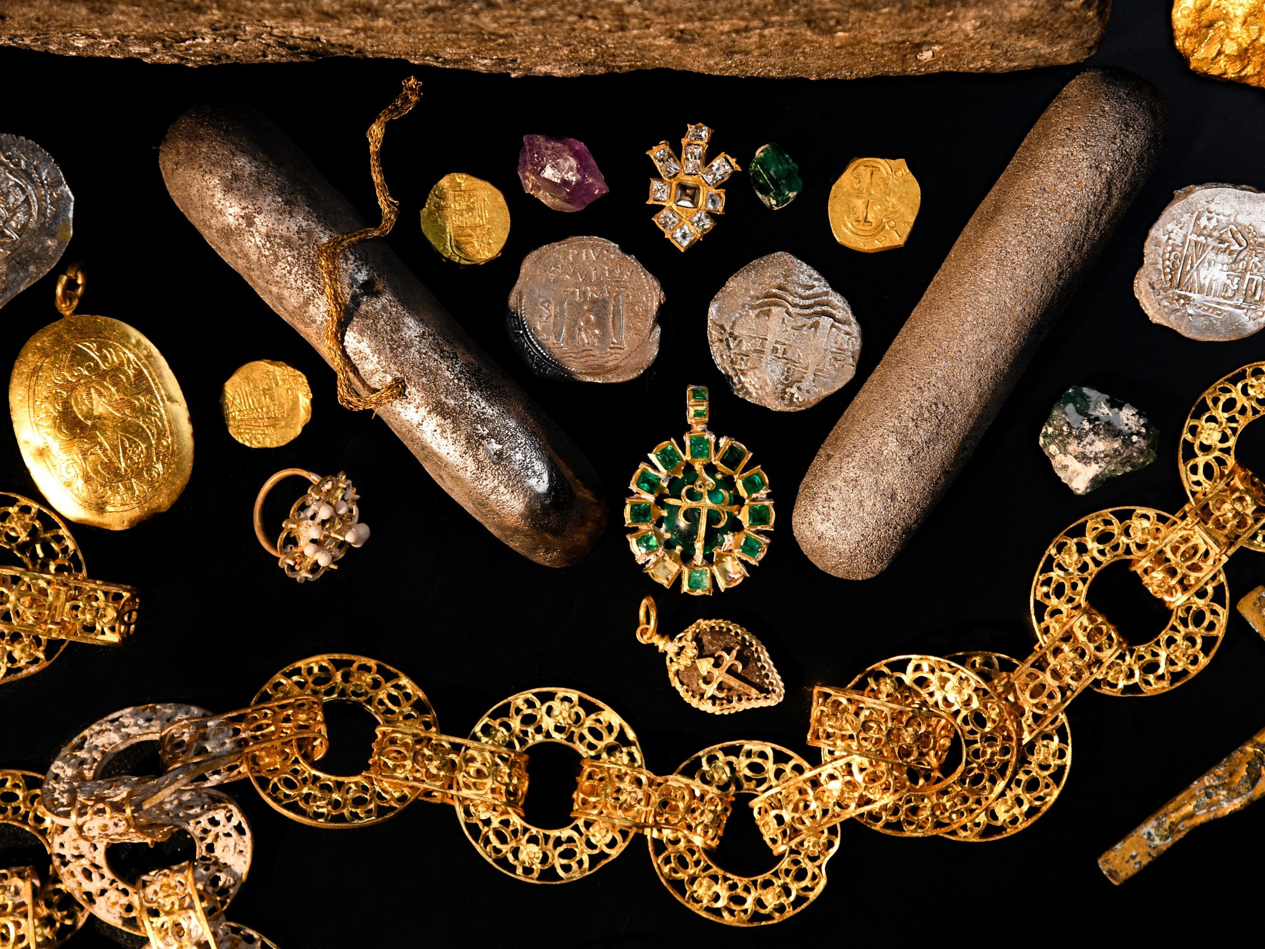 emas,-perak,-dan-zamrud-dari-bangkai-kapal-ini-membantu-memunculkan-zaman-keemasan-pembajakan-di-bahama-dan-para-penggali-terus-menemukan-lebih-banyak-harta-karun