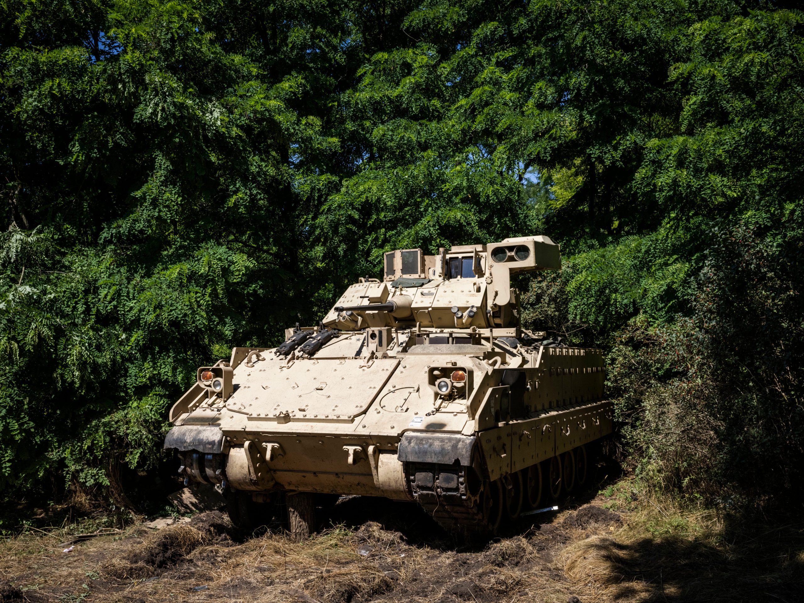 ukraina-mendapatkan-lebih-banyak-bradley-dari-as-karena-kendaraan-tempur-tersebut-terbukti-menjadi-salah-satu-kendaraan-tempur-paling-berharga-dalam-perang