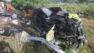 truk-rem-blong-masuk-jurang-di-aceh,-sopir-tewas-terjepit