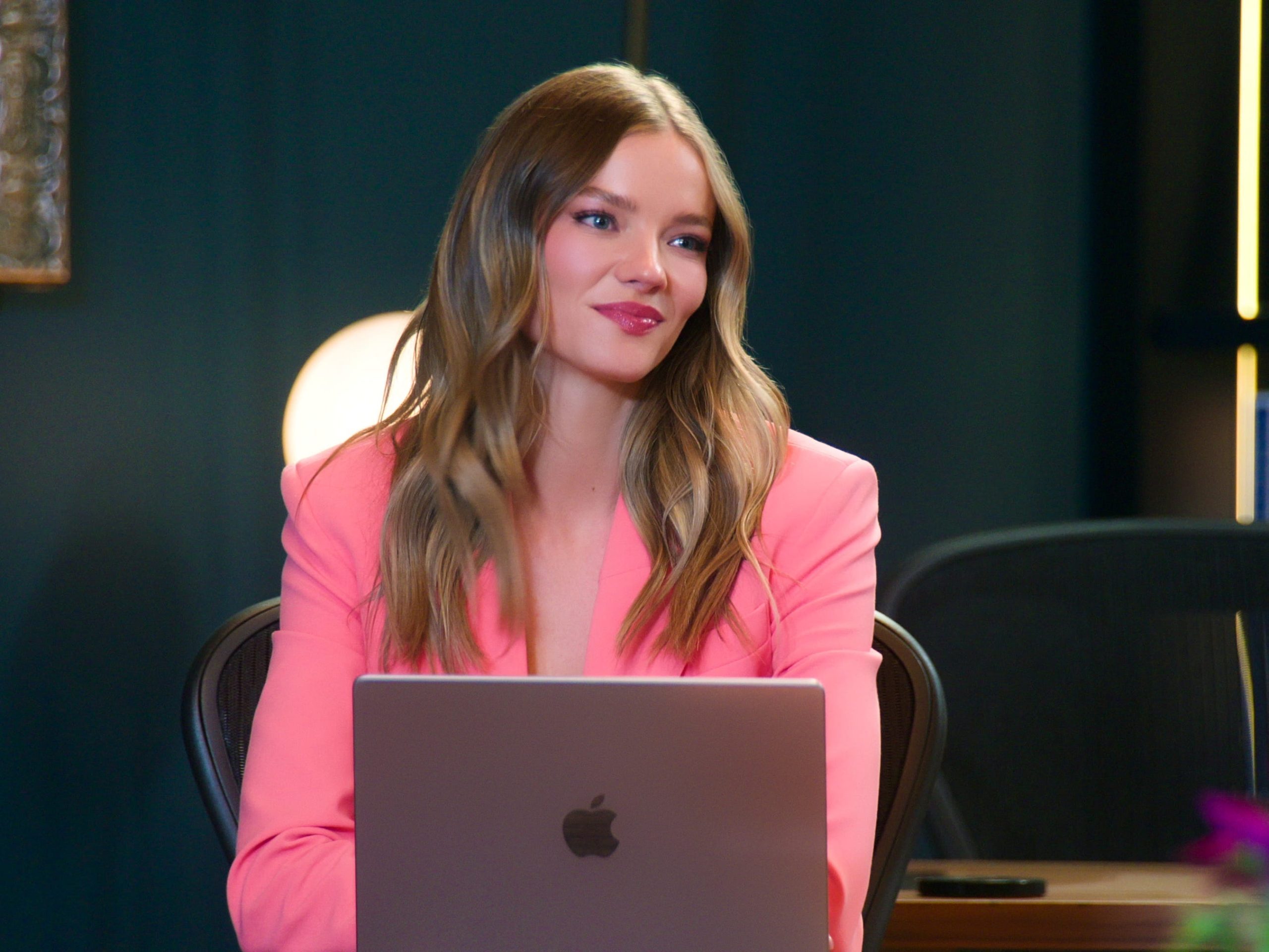 bintang-‘selling-sunset’-alanna-gold-mengatakan-bahwa-dia-memiliki-kota-di-gurun-california-sekarang,-dia-mengatakan-tidak.