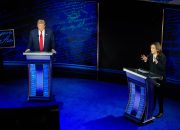 Penggemar Trump Sebarkan Konspirasi Debat Soal Anting Mikrofon