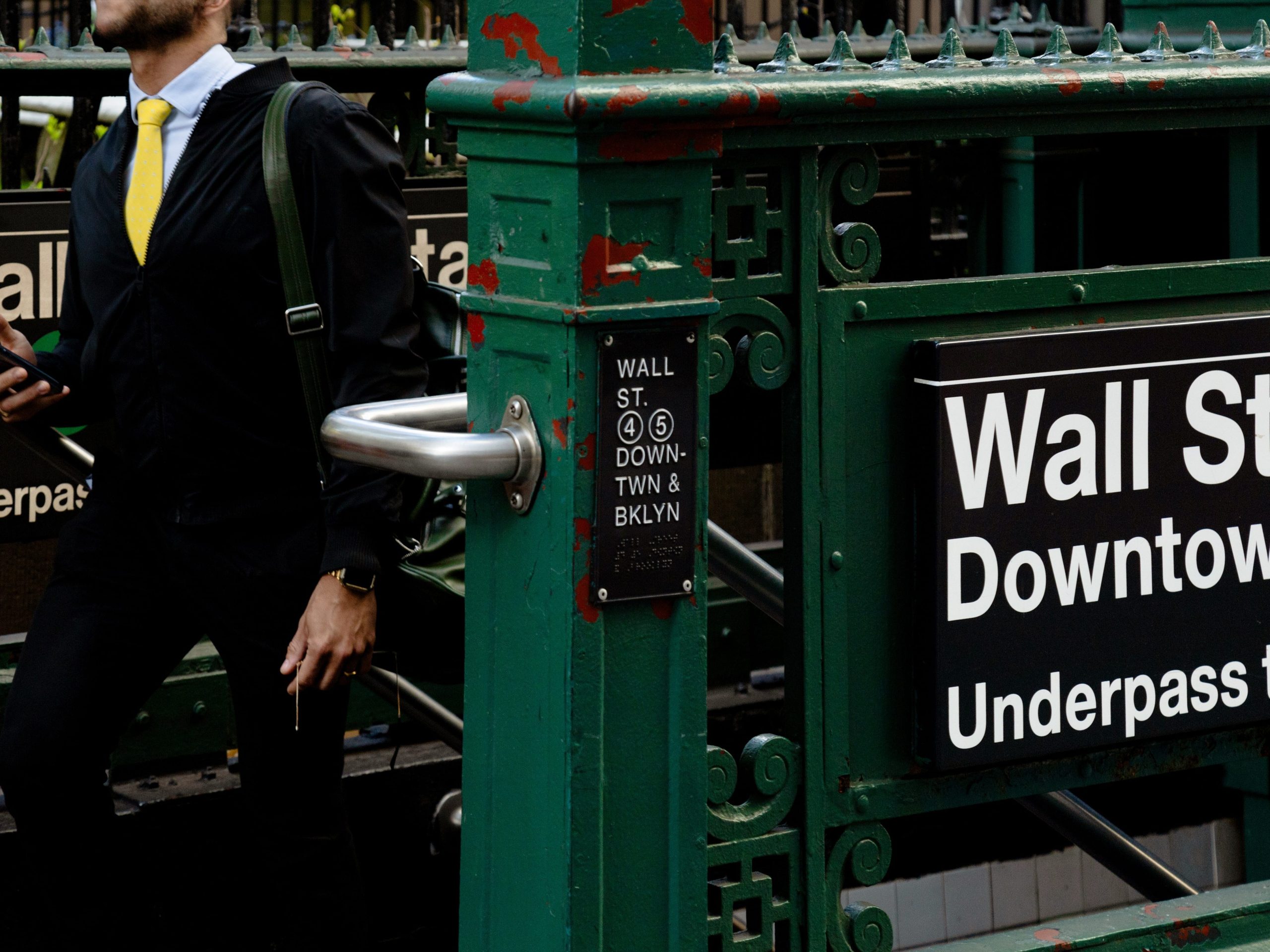 ‘tidak-akan-ada-yang-berubah’-mengapa-orang-dalam-wall-street-meragukan-kebijakan-baru-untuk-melindungi-bankir-investasi-junior-dari-kejenuhan.