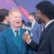 jesse-tyler-ferguson-berikan-bunga-untuk-sofia-vergara-di-‘griselda’-&-lainnya-|-penghargaan-emmy-2024