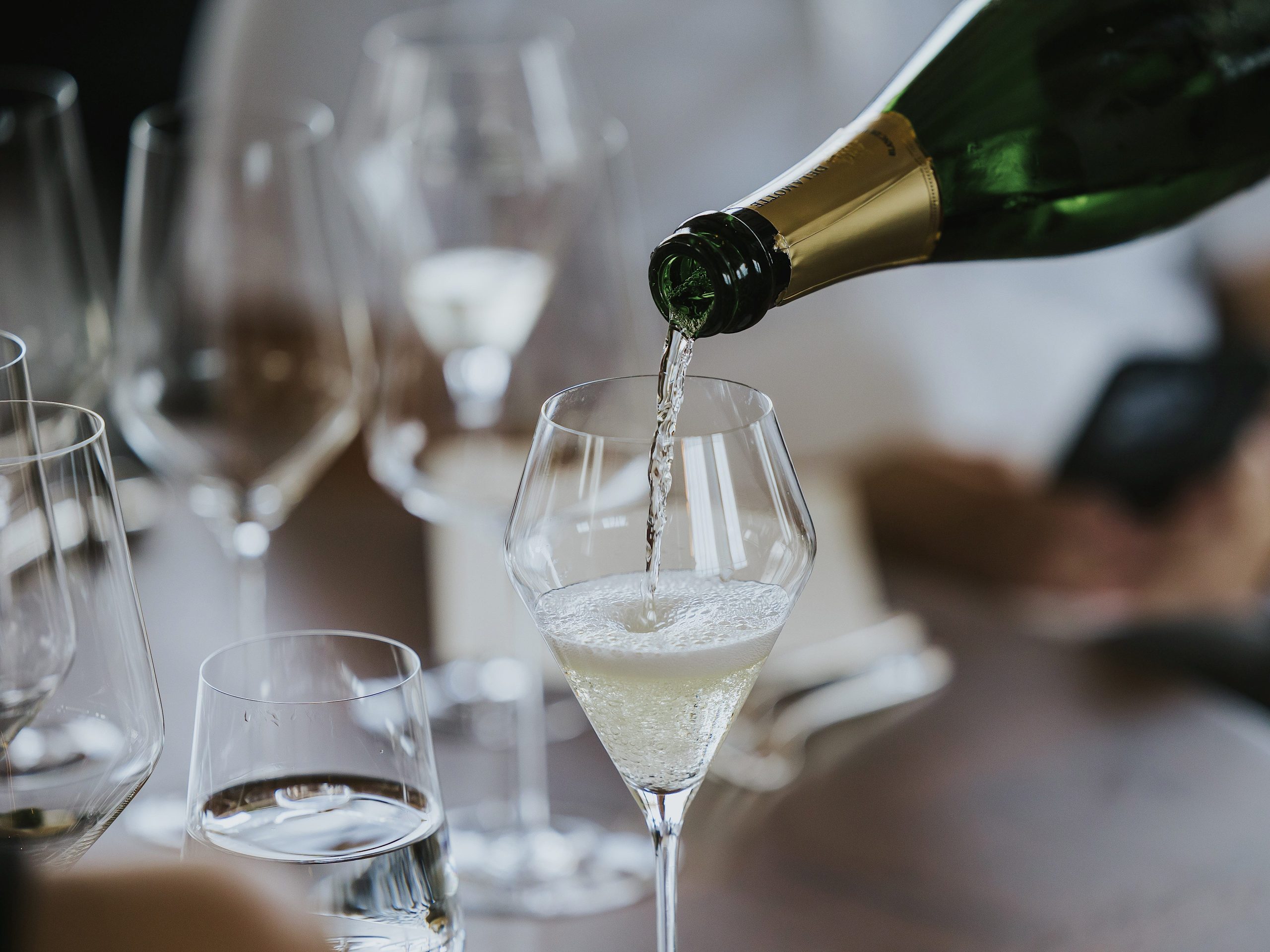 anda-mungkin-salah-menuangkan-sampanye,-kata-seorang-ahli-anggur