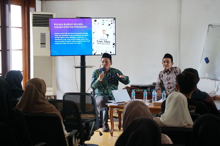 dosen-uin-saizu-purwokerto-luncurkan-buku-‘jum’at-call-:-gus-mus-menyapa-umat’