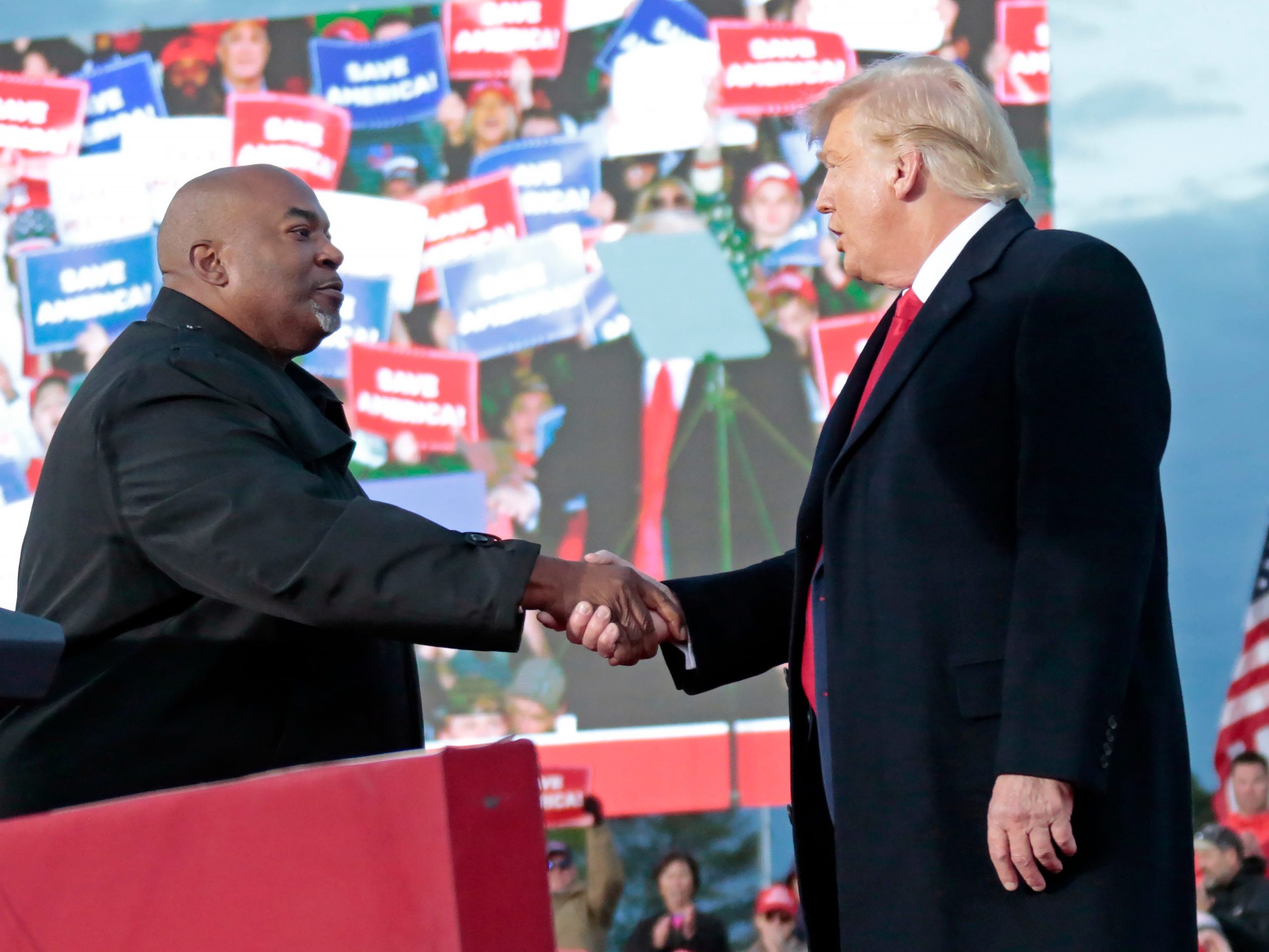 harris-tidak-ragu-untuk-menghabiskan-uang-iklan-untuk-menghubungkan-trump-dan-seorang-republikan-nc-yang-tersinggung