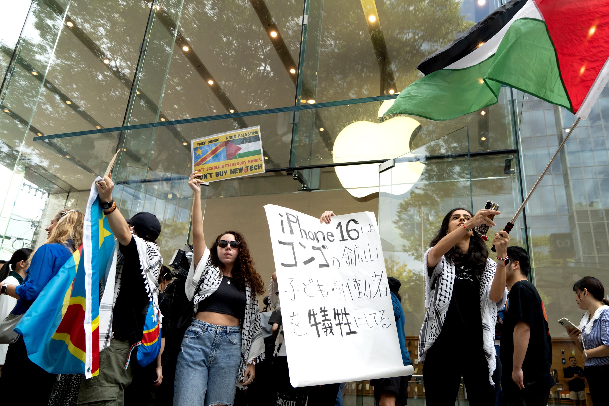 demonstran-berunjuk-rasa-di-apple-store-seluruh-dunia-pada-hari-peluncuran-iphone-16