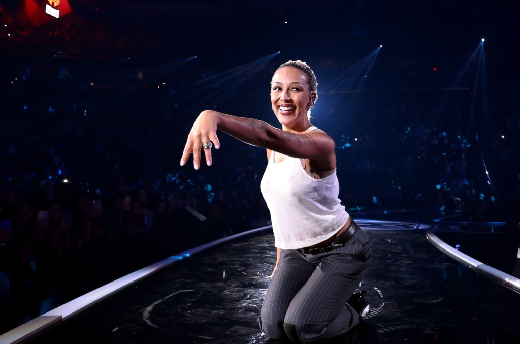 doja-cat-tanggapi-rumor-pertunangan-joseph-quinn-usai-pamer-cincin-di-iheartradio-music-festival