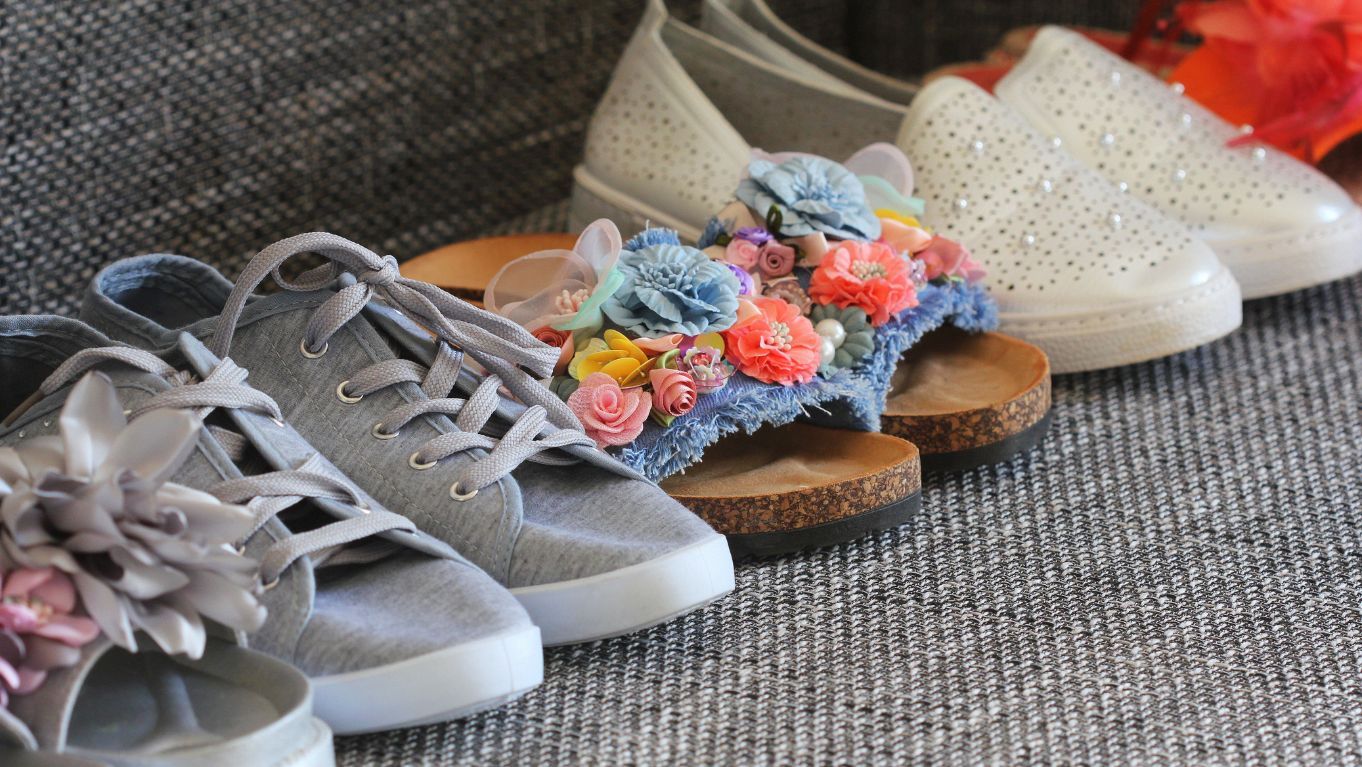 8-model-sepatu-&-sandal-untuk-yang-kakinya-lebar