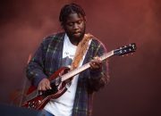 Michael Kiwanuka Meraih No. 1 Lagu Alternatif Dewasa Pertama di Airplay dengan ‘Floating Parade’